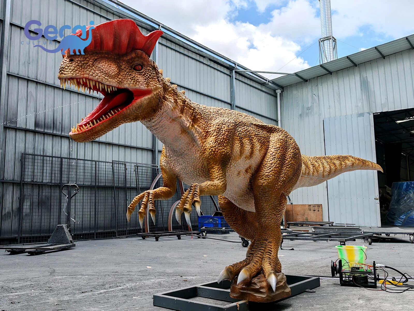 Realistic Animatronic Dilophosaurus with Water Spray