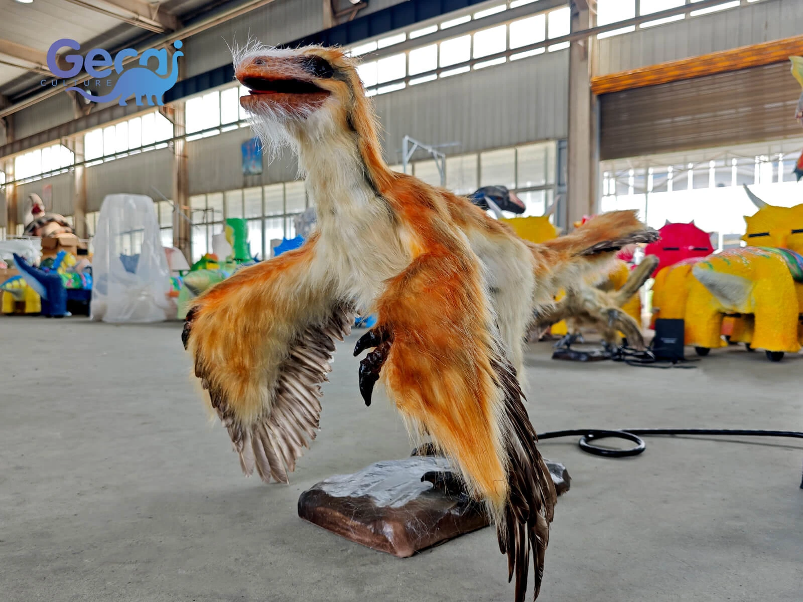 Small animatronic feathered dinosaur for exhibitions and museums, featuring realistic feathers, lifelike movements and customizable designs.