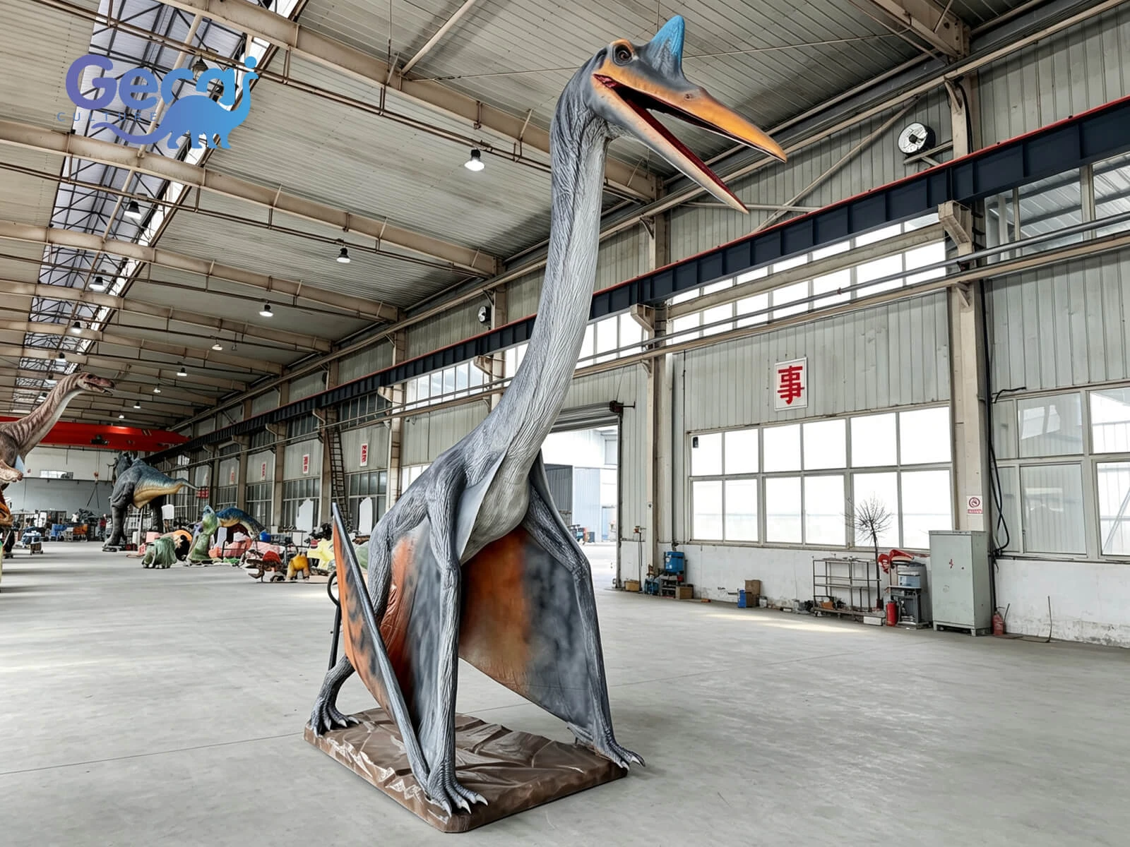 Life size animatronic Quetzalcoatlus for exhibitions and dinosaur parks, featuring realistic details, lifelike movements and custom display options.