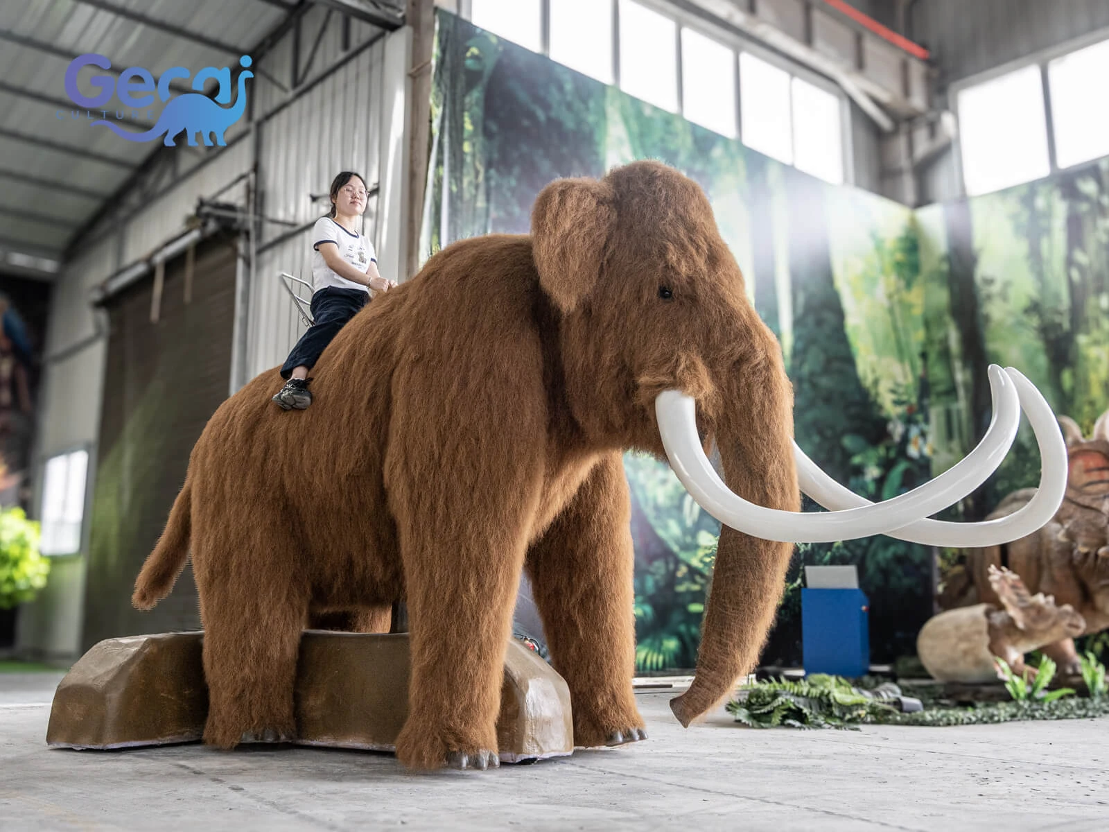 Walking mammoth parade float with realistic fur, animatronic movements and custom effects. Ideal for theme parks, festivals, parades and outdoor events.