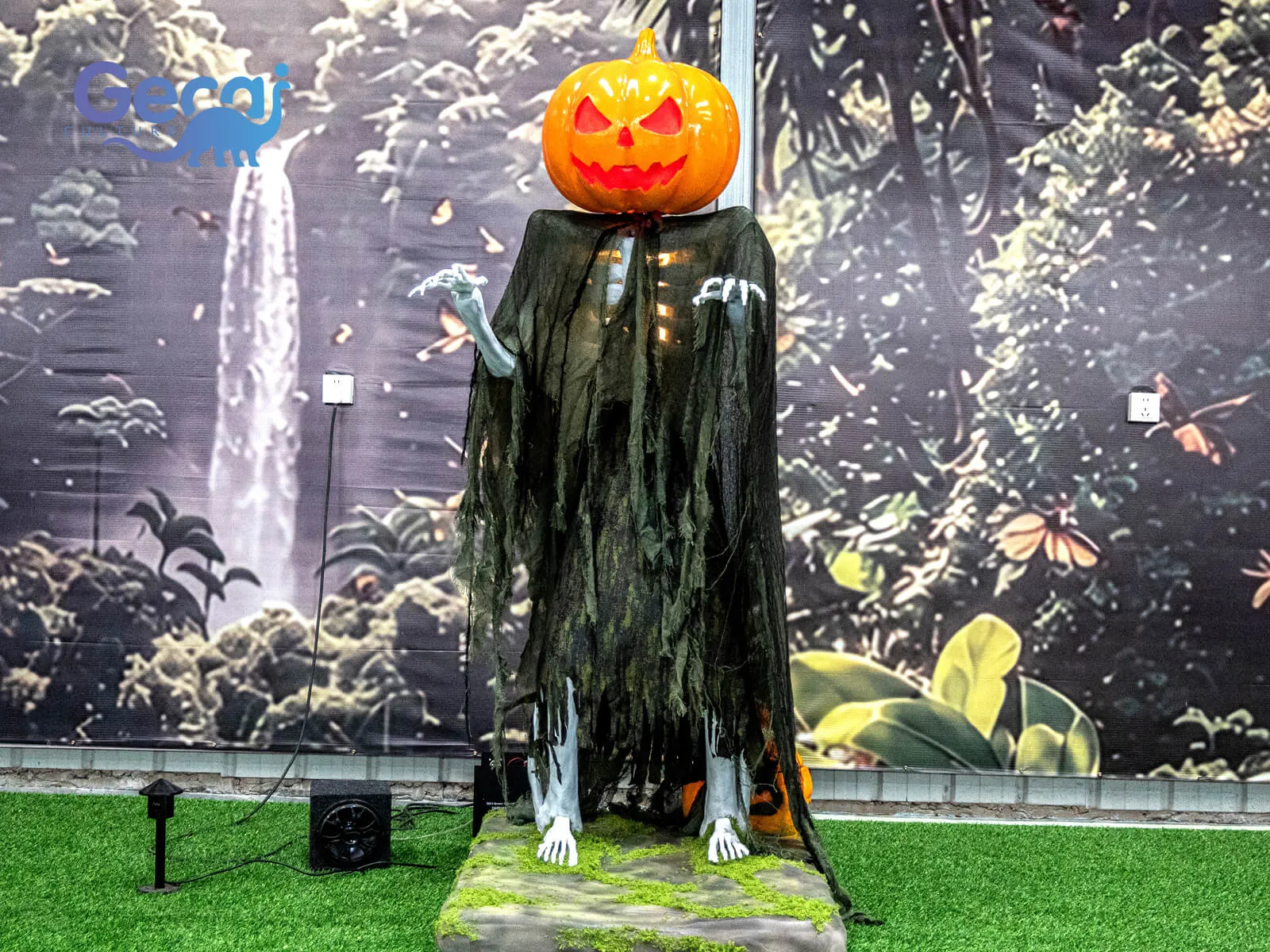 The Animatronic Pumpkin Monster is a spooky and eye-catching attraction designed for Halloween events, haunted houses, theme parks, and seasonal displays.