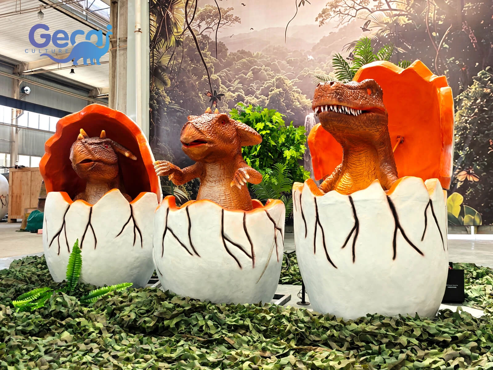 Interactive animatronic dinosaur egg for photo opportunities with a lifelike baby dinosaur, custom movements and effects for parks and exhibitions.