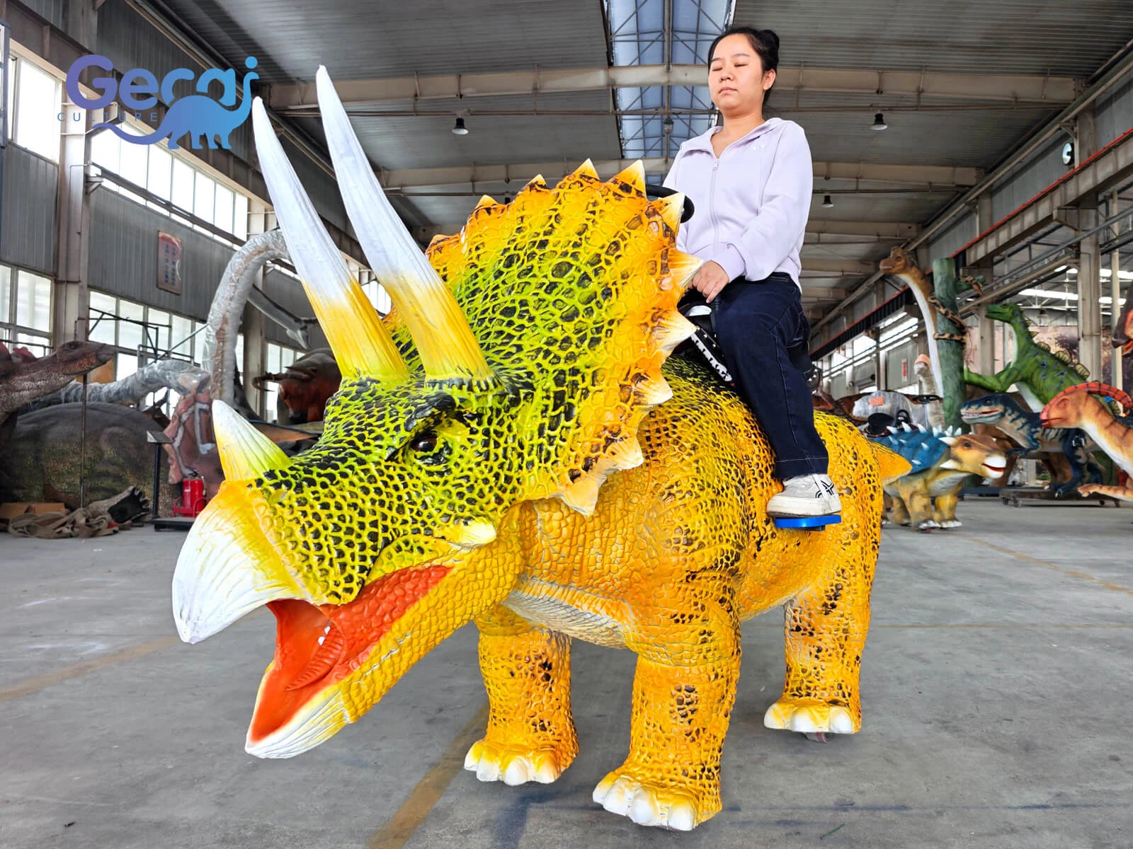 Custom walking Triceratops ride with realistic design and motorized movement for theme parks, dinosaur parks and interactive attractions.